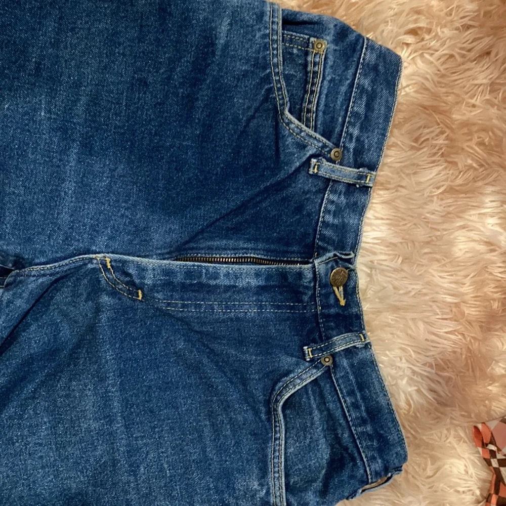 Lee - Picture 2 of 7